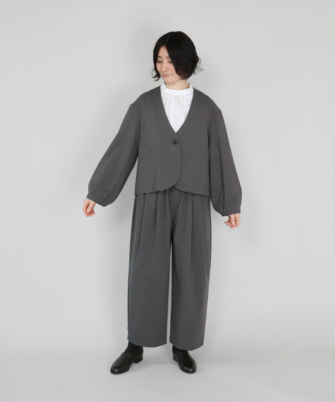 同素材のジャケットとのセットアップ