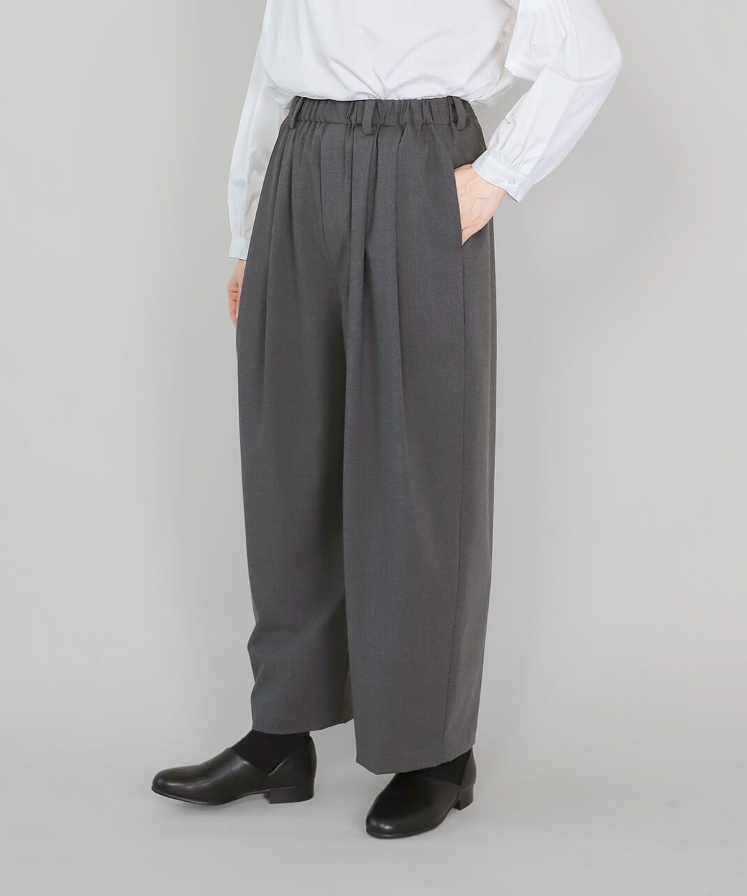 2本のタックの入ったパンツ