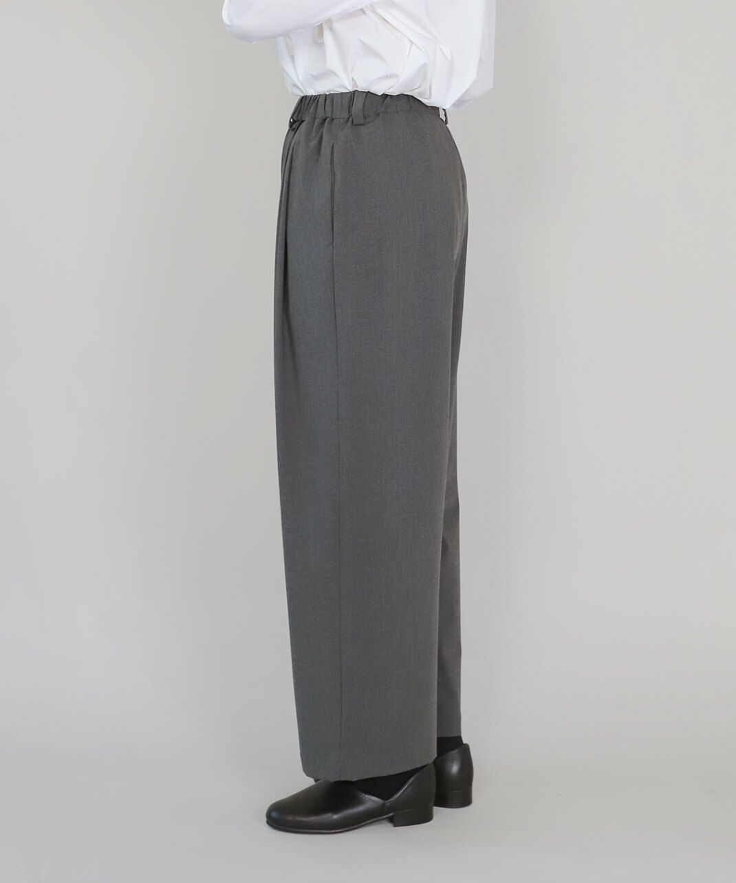 ベルトループ付きでベルトで調整できる