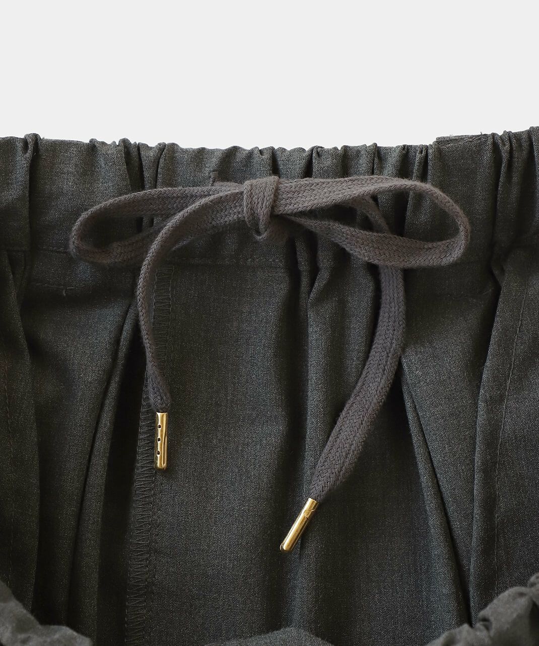 ウエストはゴムと紐仕様。