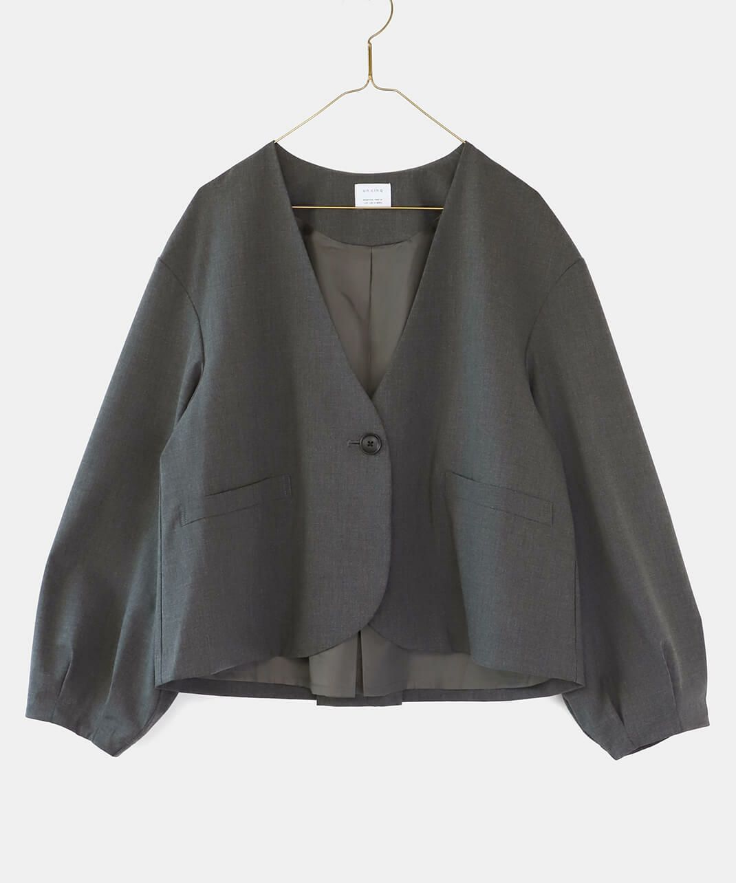 Vネックデザインでインナーとのレイヤード