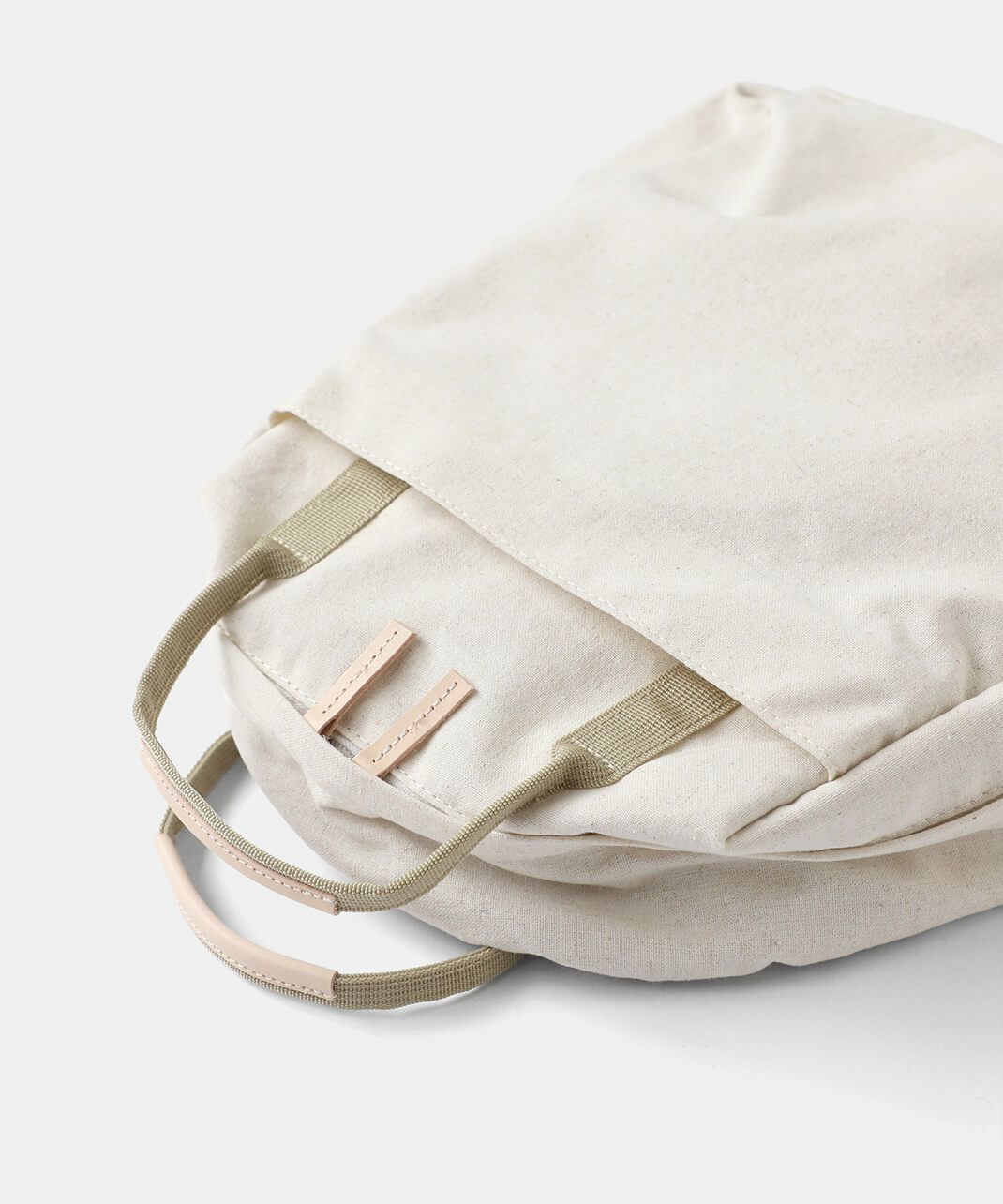 細部にはヌメ革。