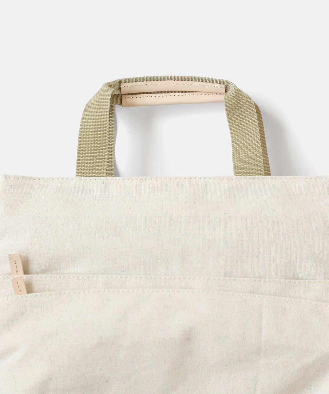 細部にはヌメ革。