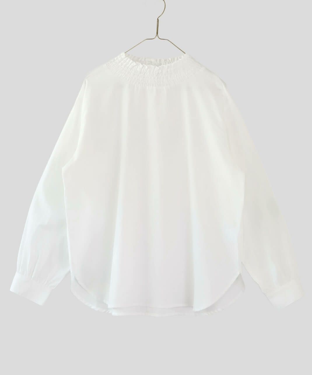 シャーリングデザインが繊細で上品な印象