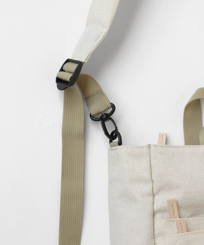 ショルダー紐は長さが調整可能。