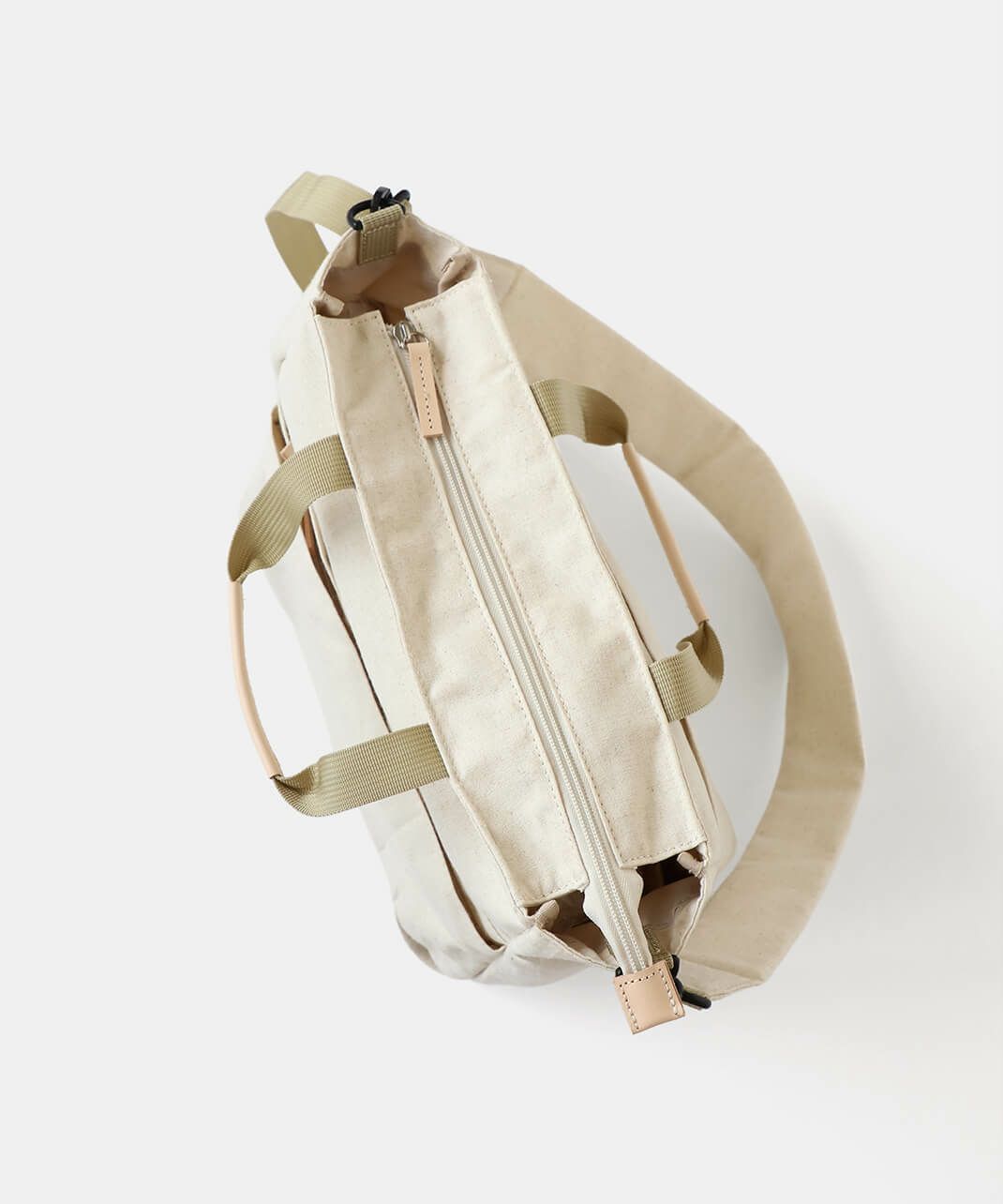 口部がジッパーで閉められる