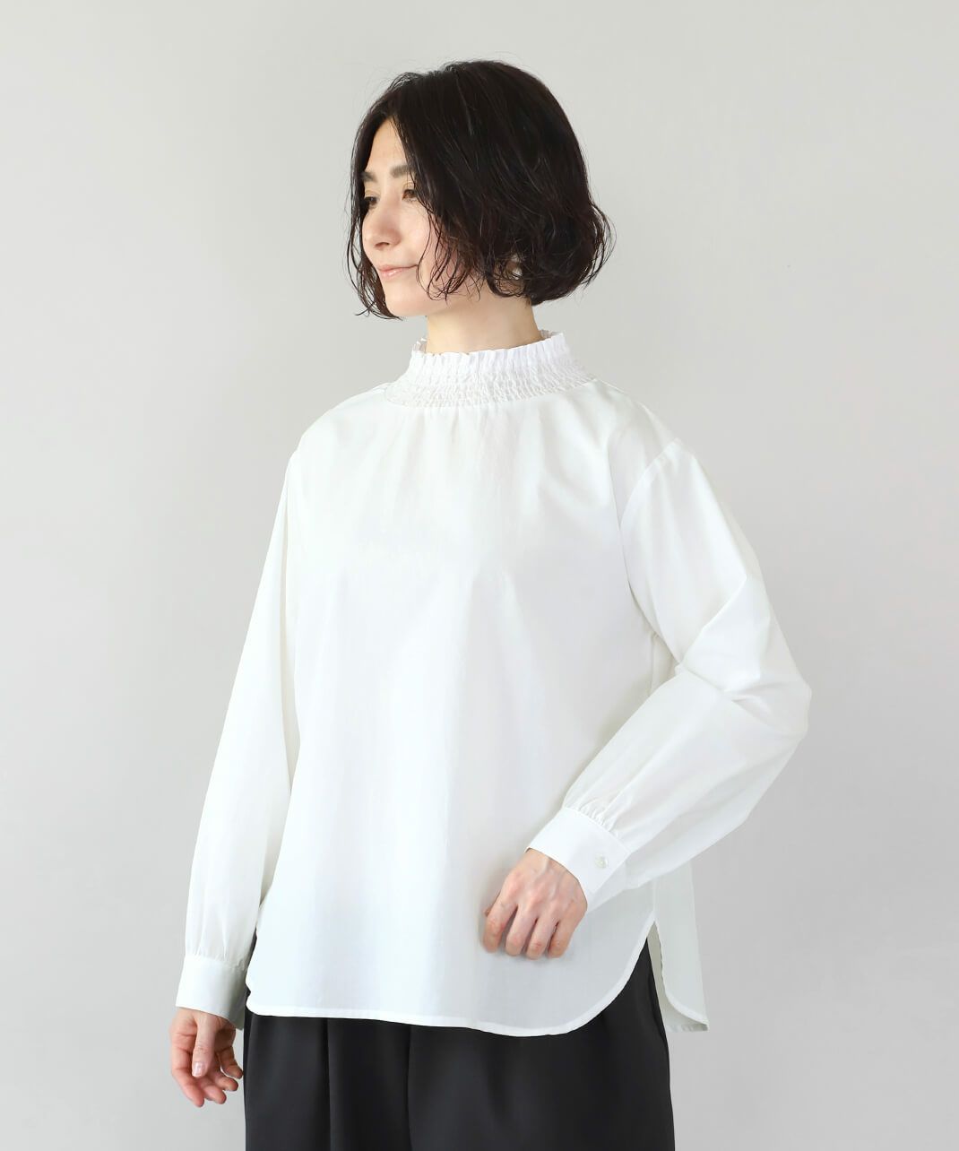 コットンレーヨン素材を使用したブラウス。