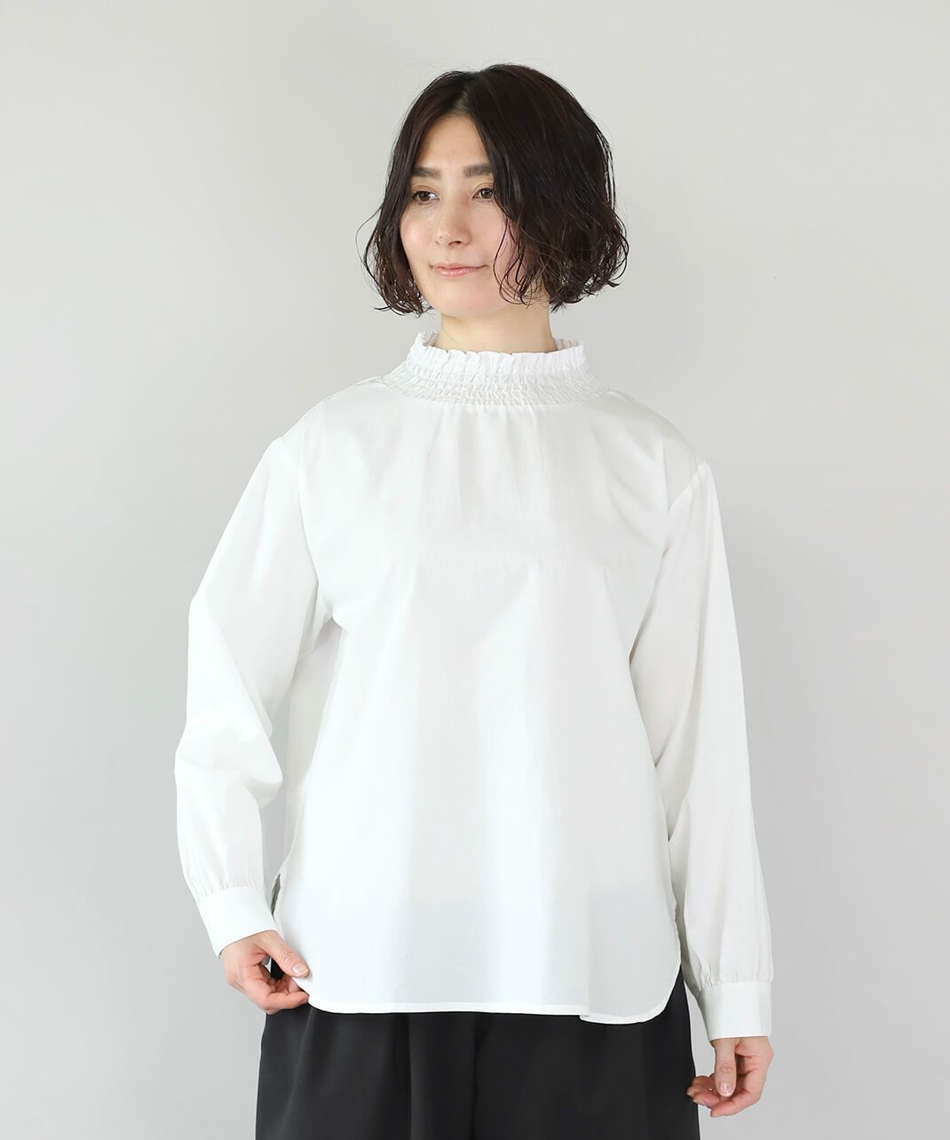 スタンドネックで首元すっきり