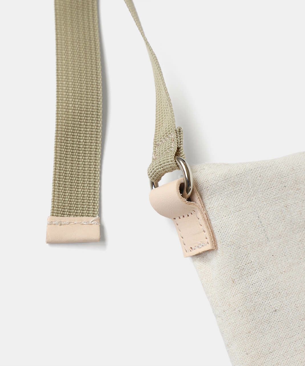 ヌメ革をポイントに使用。