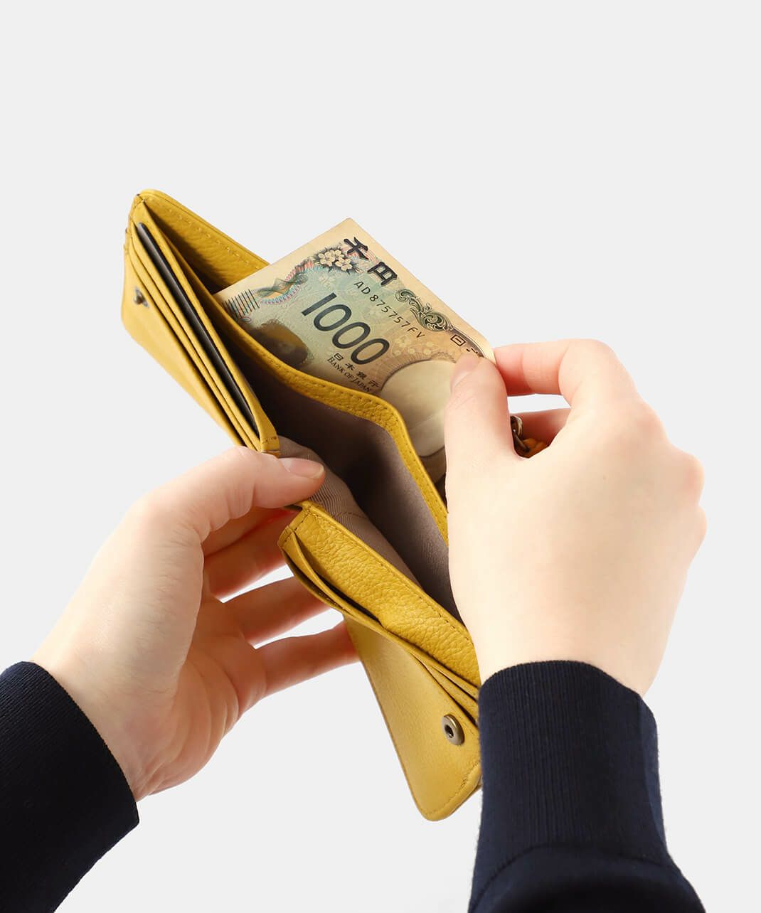 お札入れも仕切り付き