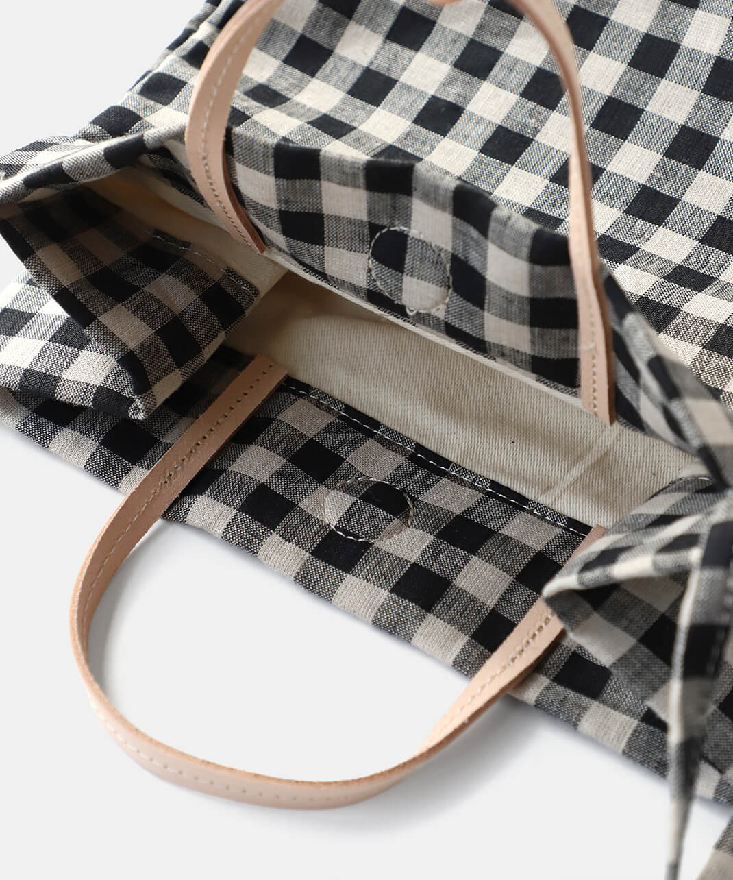 ヌメ革の持ち手が上品