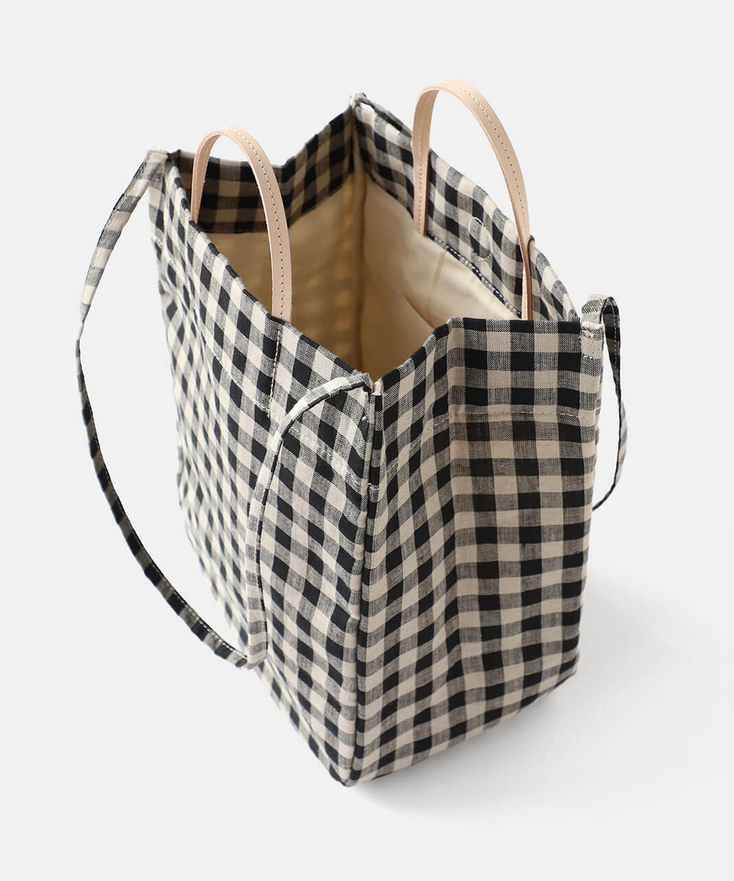 サイドにはマチがあり、A4サイズが入る