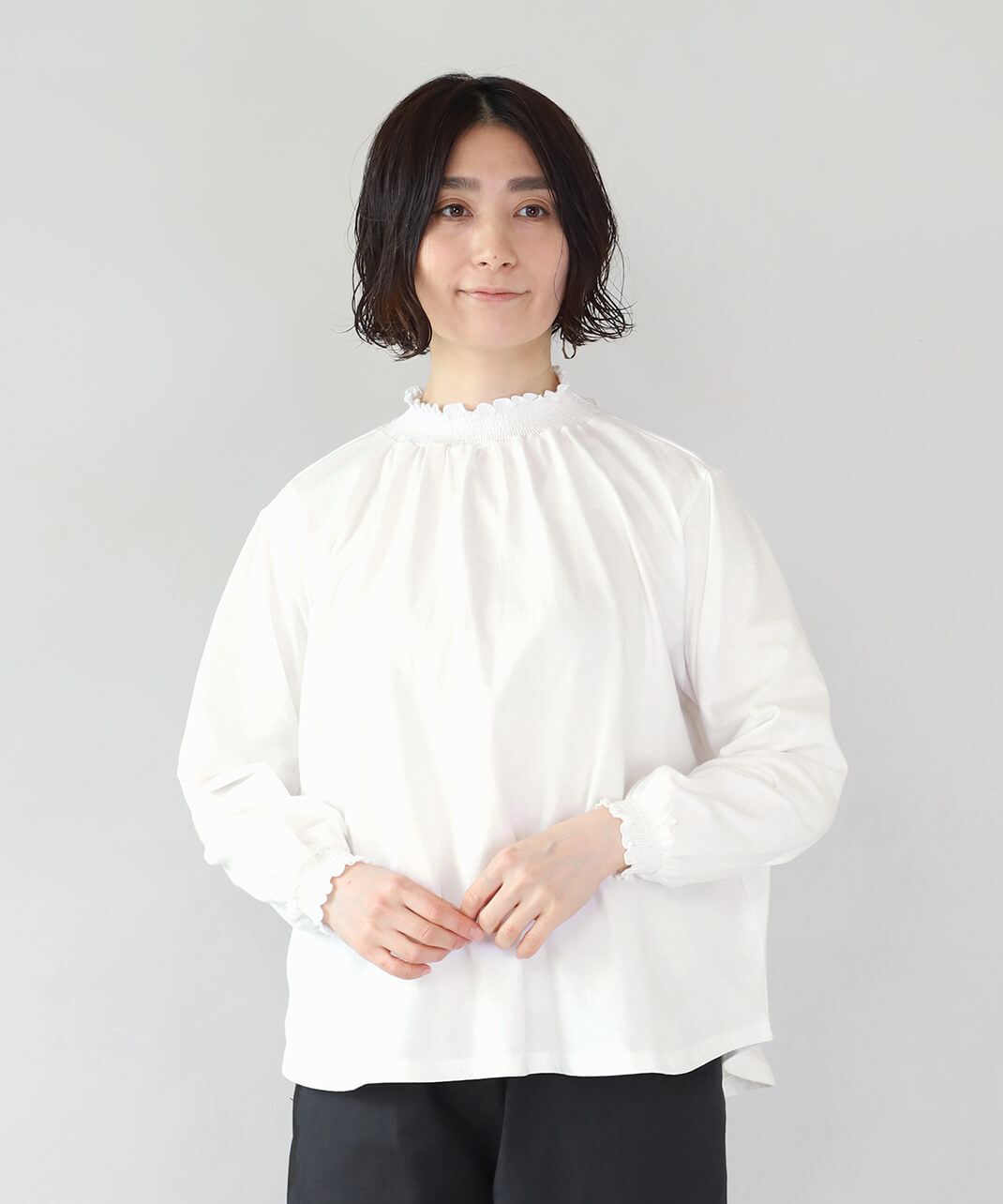 布を細かく縫い縮めてギャザーをつけるシャーリング