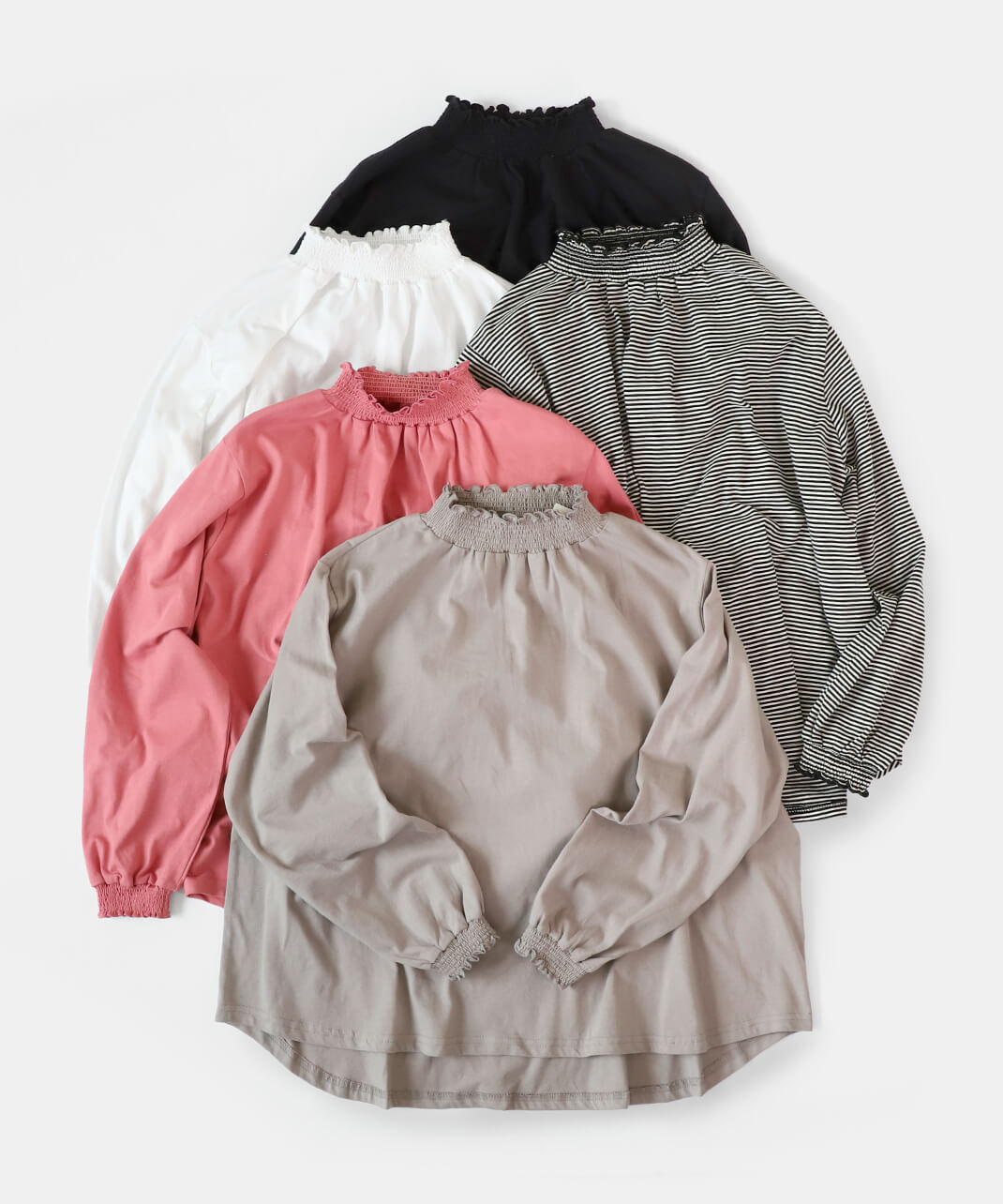 ハイネックと袖口がシャーリング。