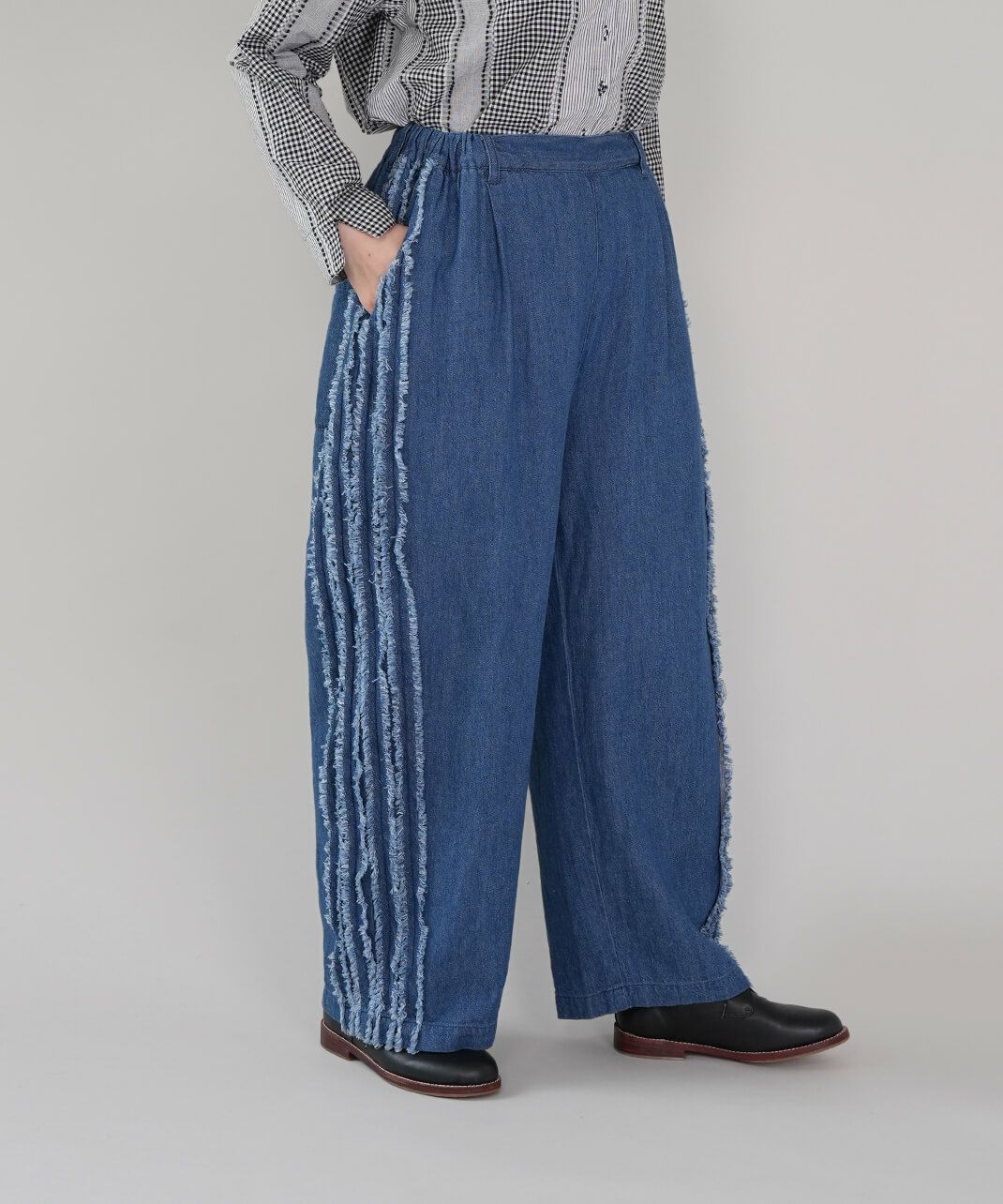 ista-ire<br />
コットンリネンデニムの<br />
サイドテープパンツ