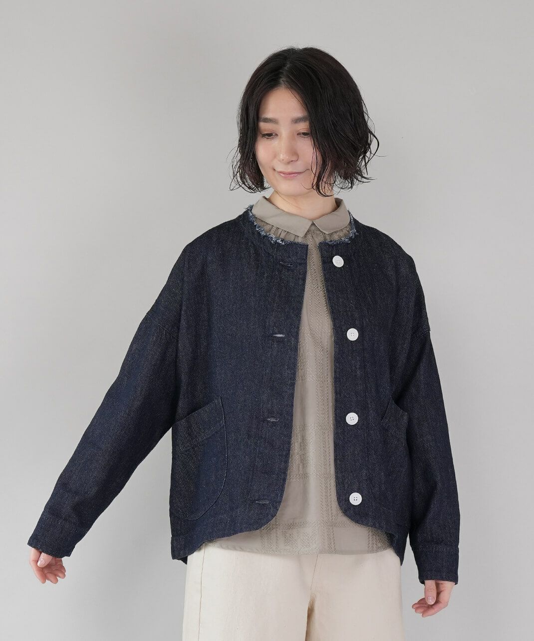 Bliss bunch<br />
コットンリネンの<br />
ノーカラーフリンジジャケット