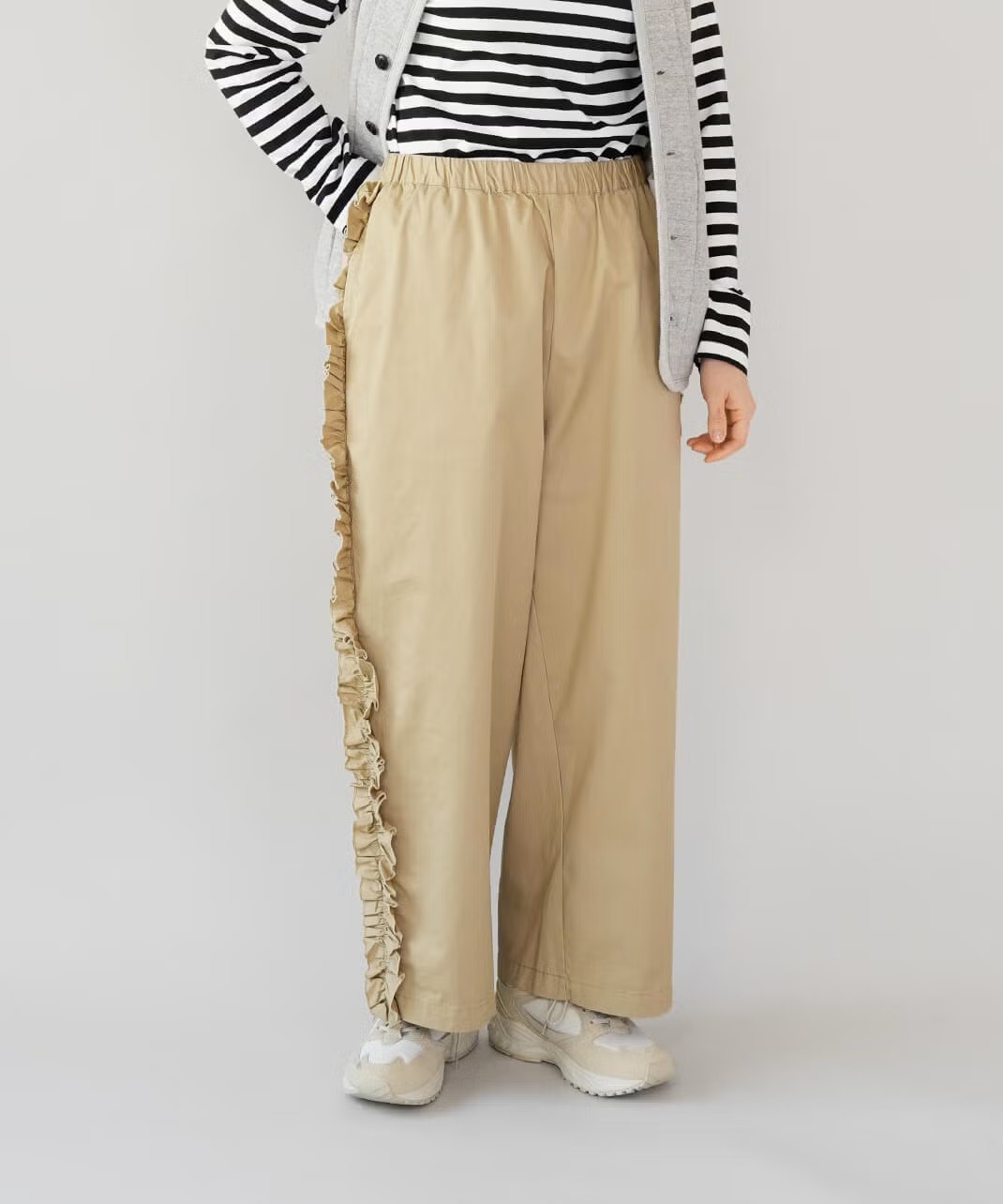 コットンツイル生地を使用したワイドパンツ