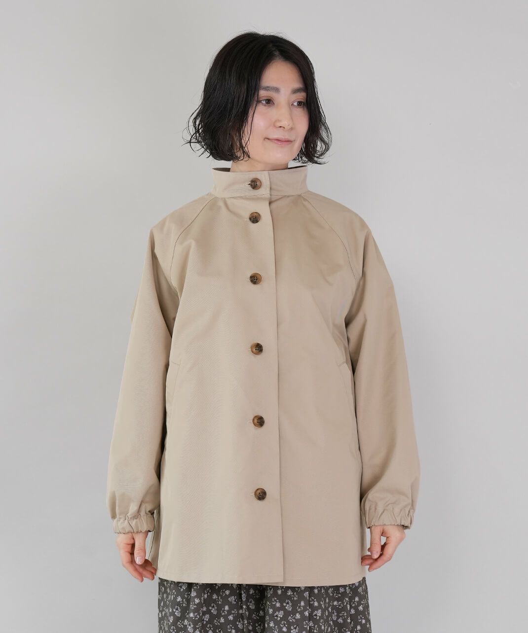 シンプルなハイネックの首元