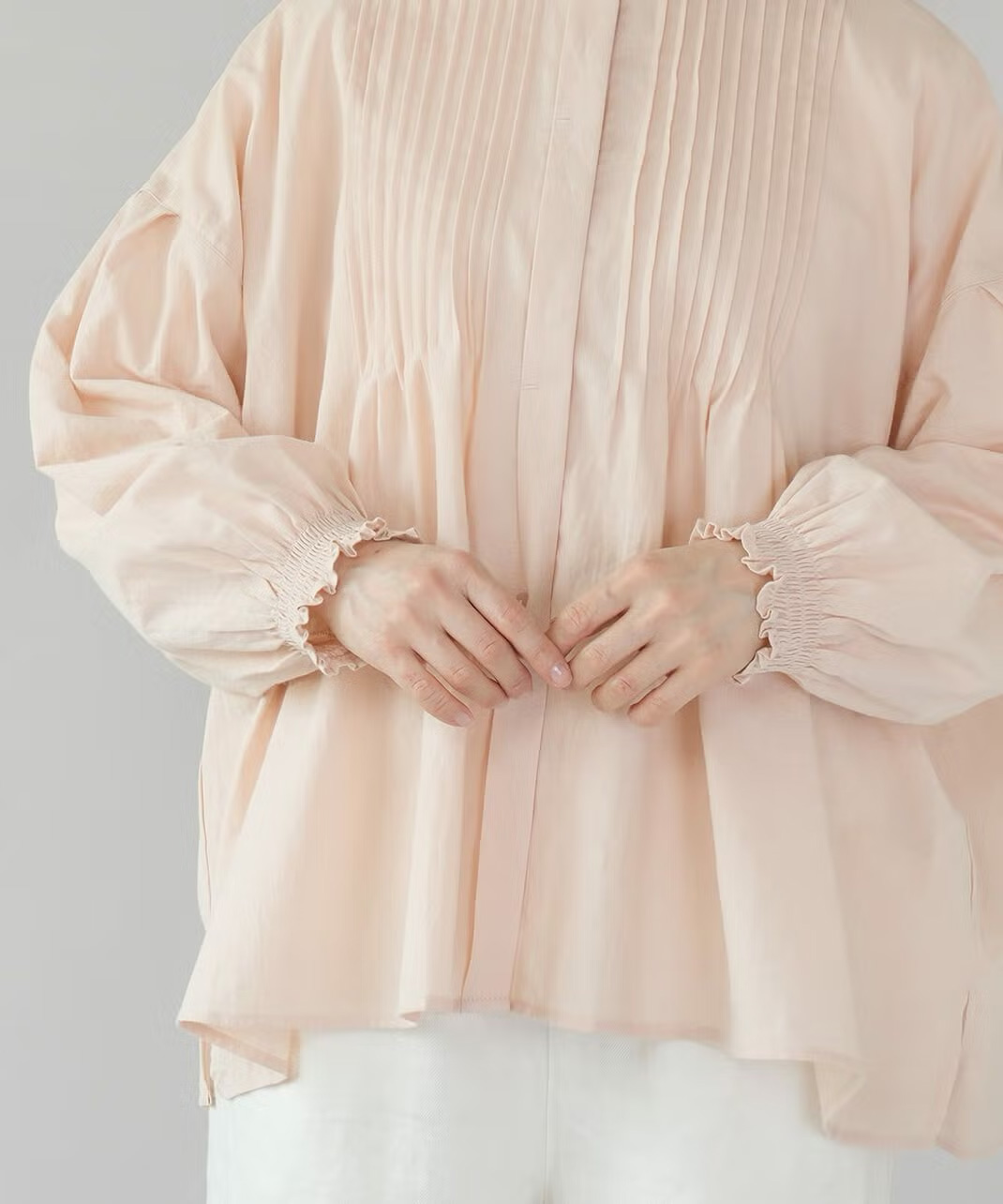 袖口はシャーリングデザイン