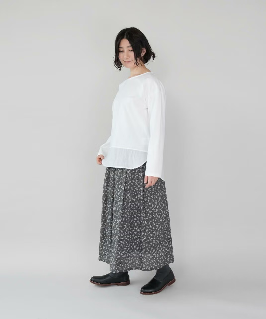 シワ加工の凹凸感が軽やかな印象