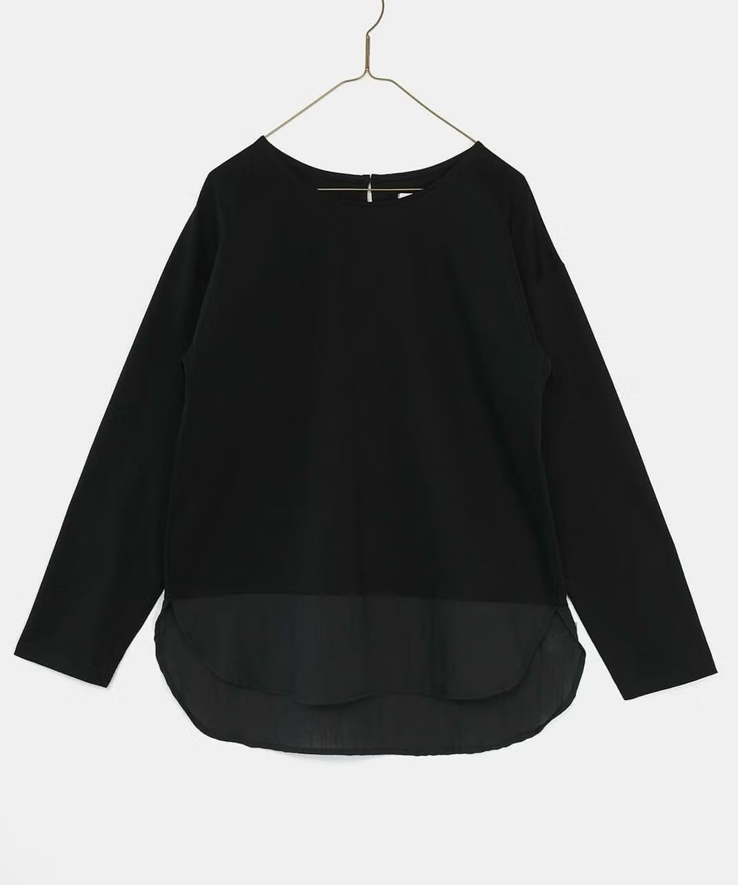 裾部分が重ね着をしているようなデザイン