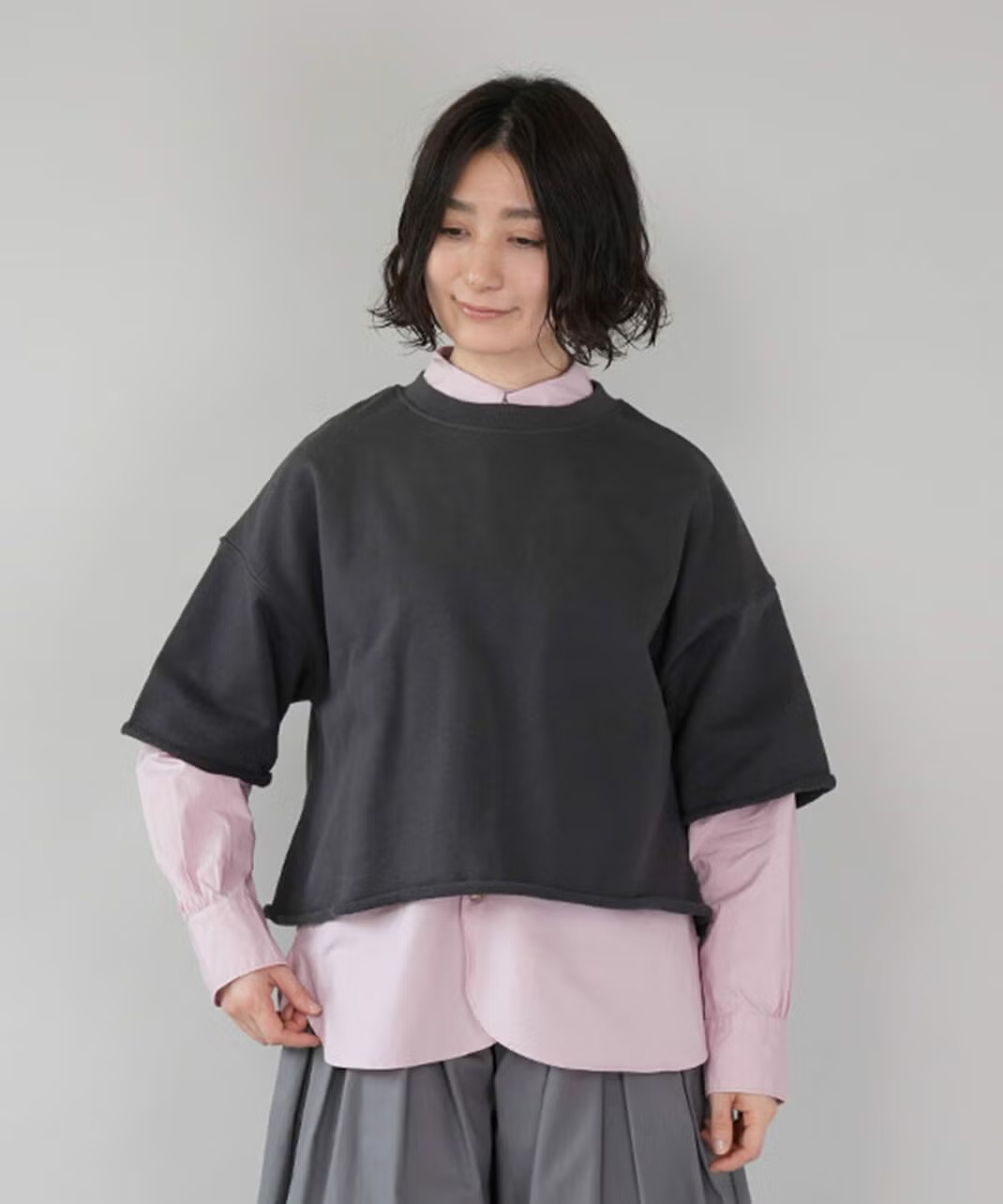 クルーネックがスッキリした印象。