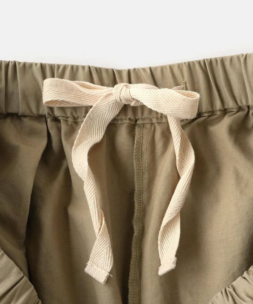 ウエストは総ゴム仕様で内紐付きの