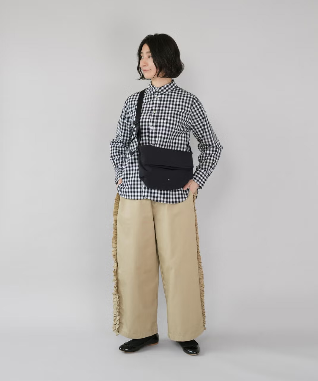 同色でまとめた立体感のあるフリル