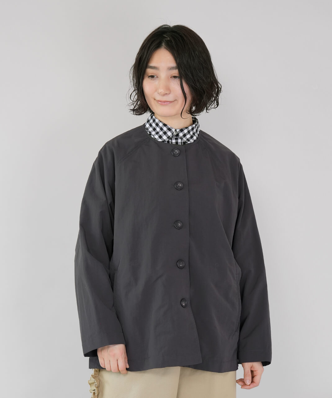 首元がすっきりシンプルなデザイン