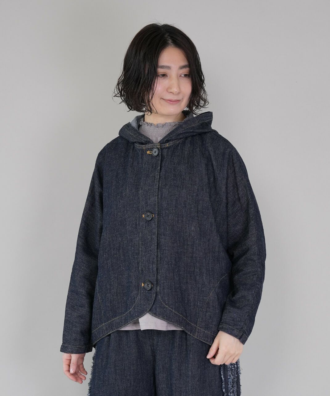 ista-ire<br />
コットンリネンデニムの<br />
バルーンフードジャケット