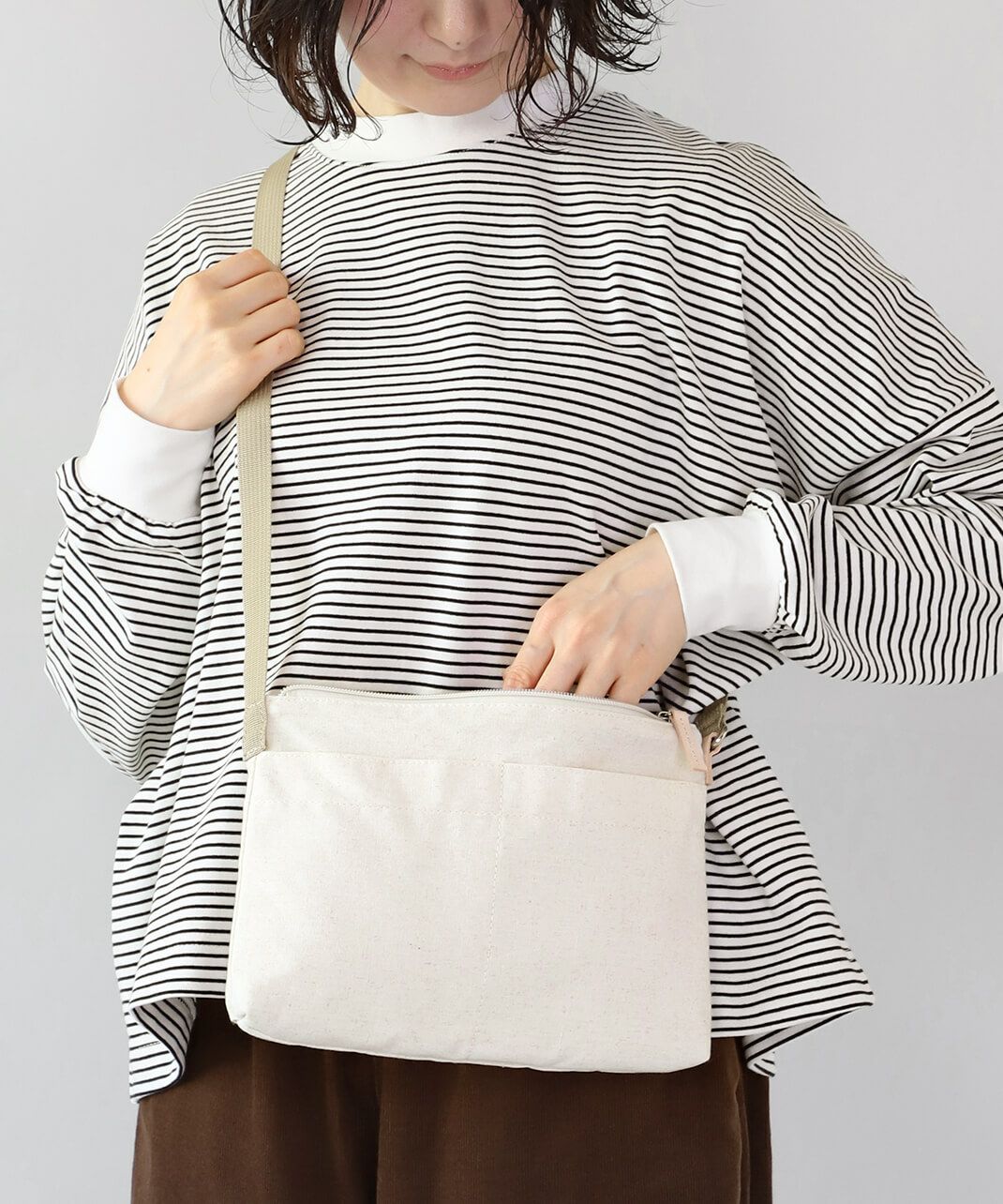 mumokuteki<br />
LINENシリーズ<br />
シンプルで丁度良い<br />
リネンサコッシュ