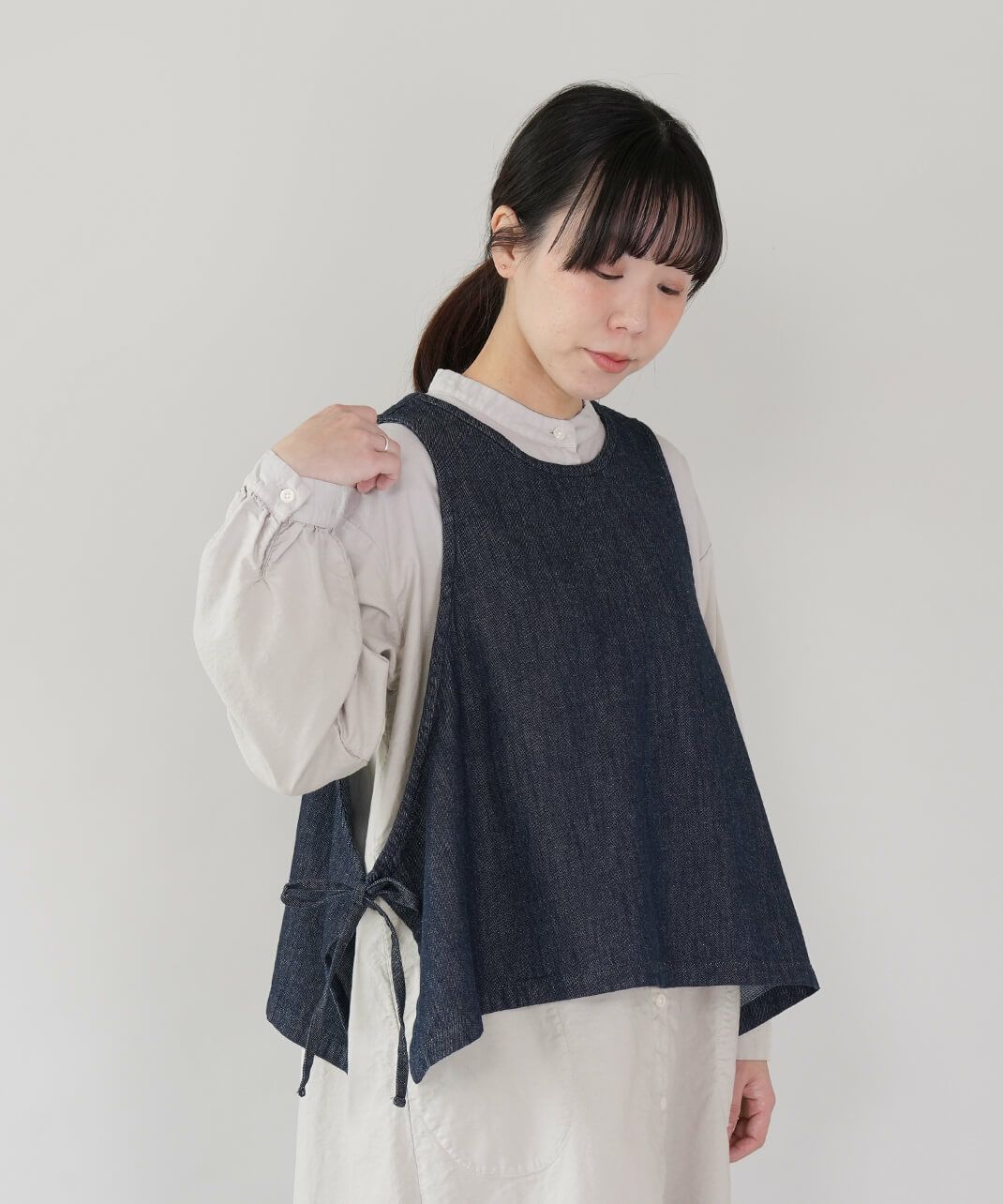 ista-ire<br />
コットンリネンデニムの<br />
サイドリボン2WAYベスト