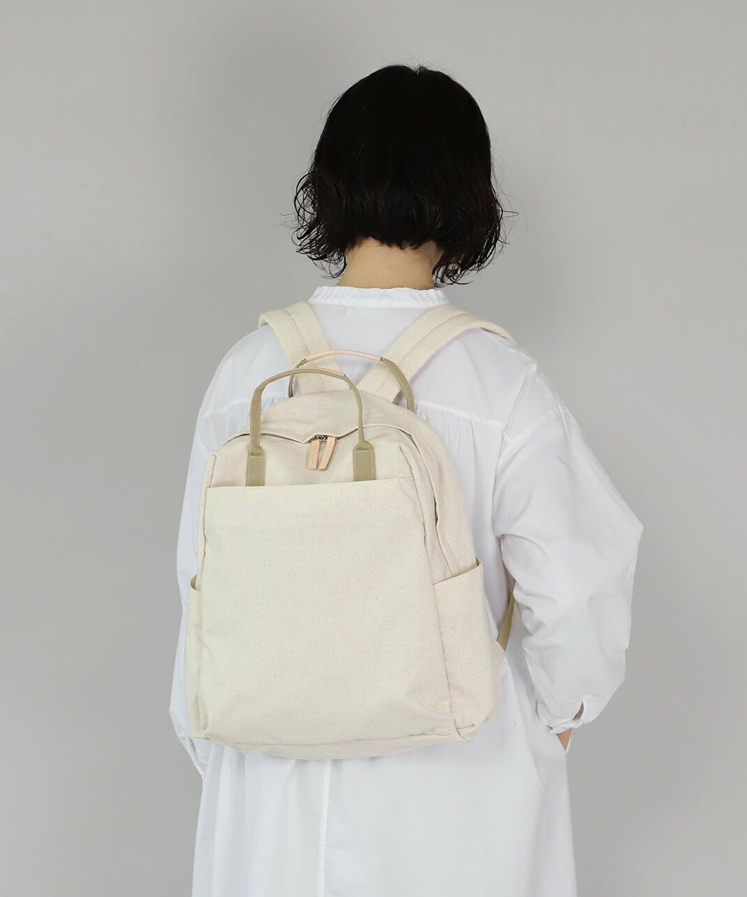 mumokuteki<br />
LINENシリーズ<br />
軽くて多収納な<br />
リネン8ポケットリュック