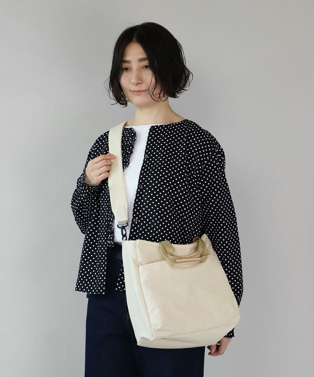 mumokuteki<br />
LINENシリーズ<br />
軽くて多収納な<br />
リネン10ポケットショルダー