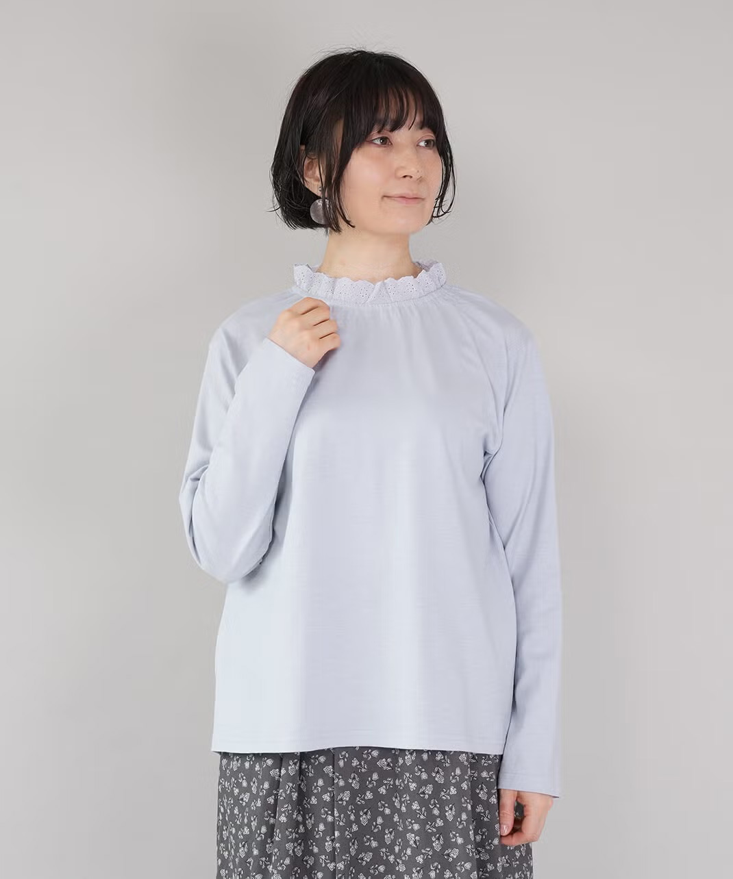 フリルをあしらったカットソー