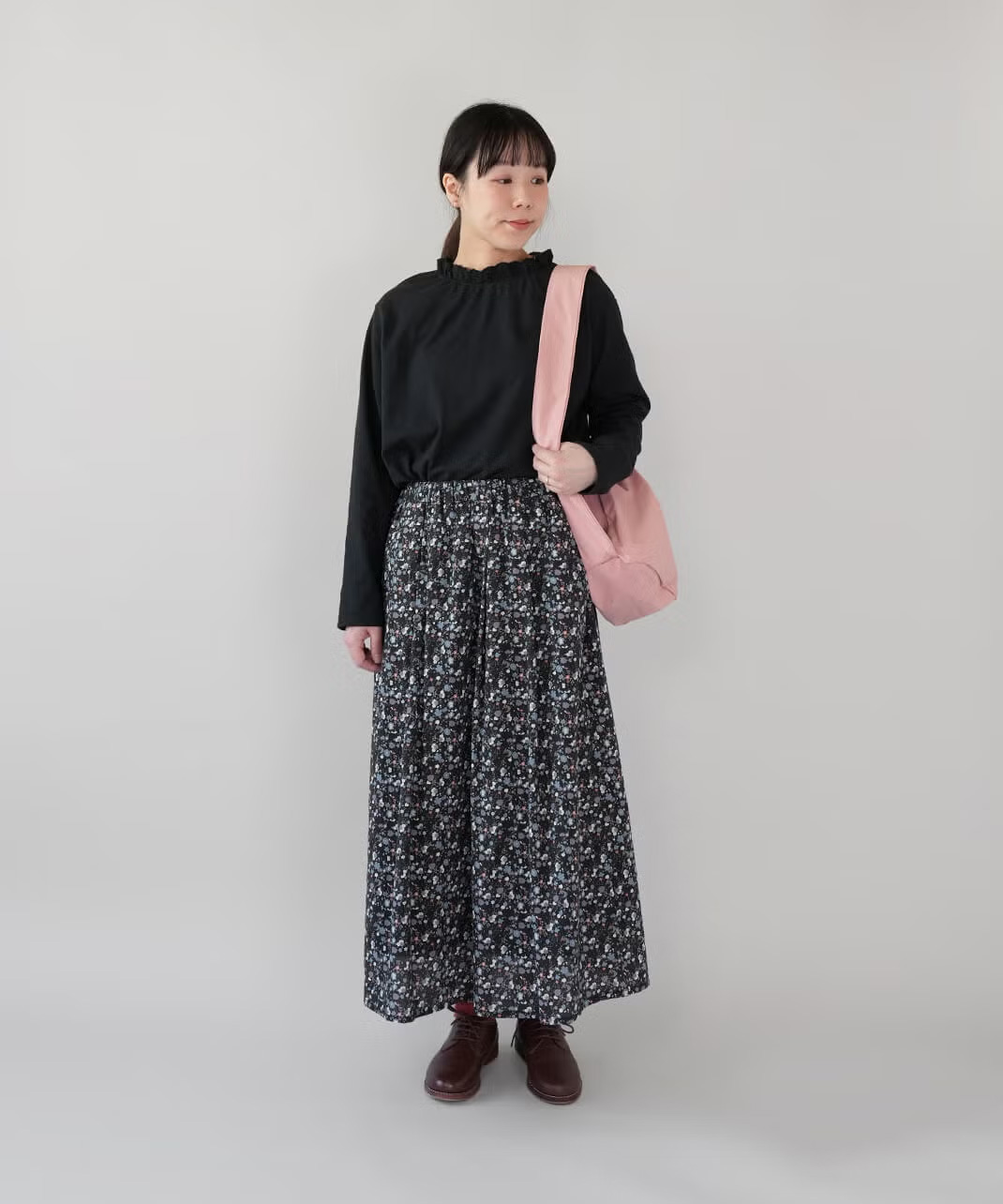 首元のフリルがコーディネートに上品な華やかさをプラス