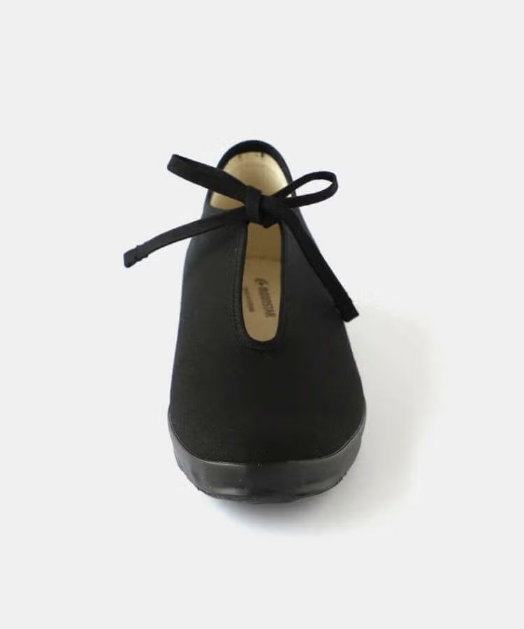 蝶結びの靴紐がさりげないアクセントに。