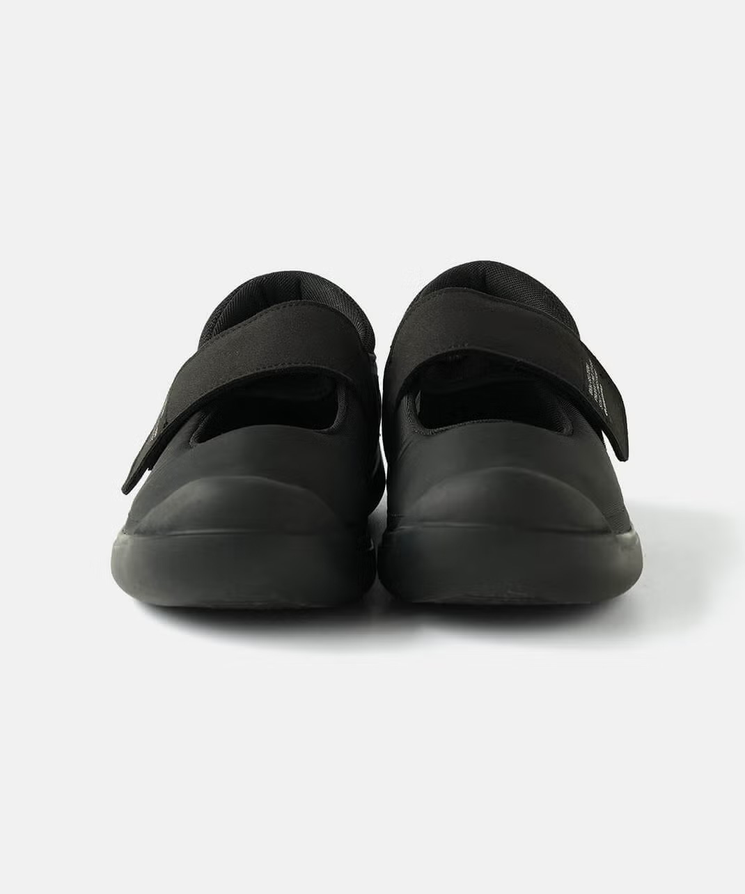 つま先にゆとりのあるラストを採用