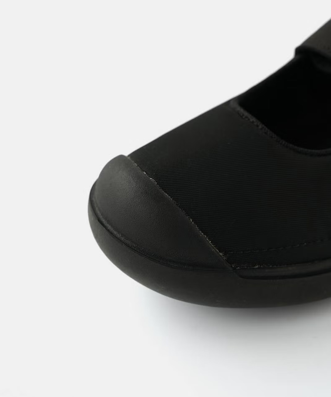 つま先にゆとりのあるラストを採用