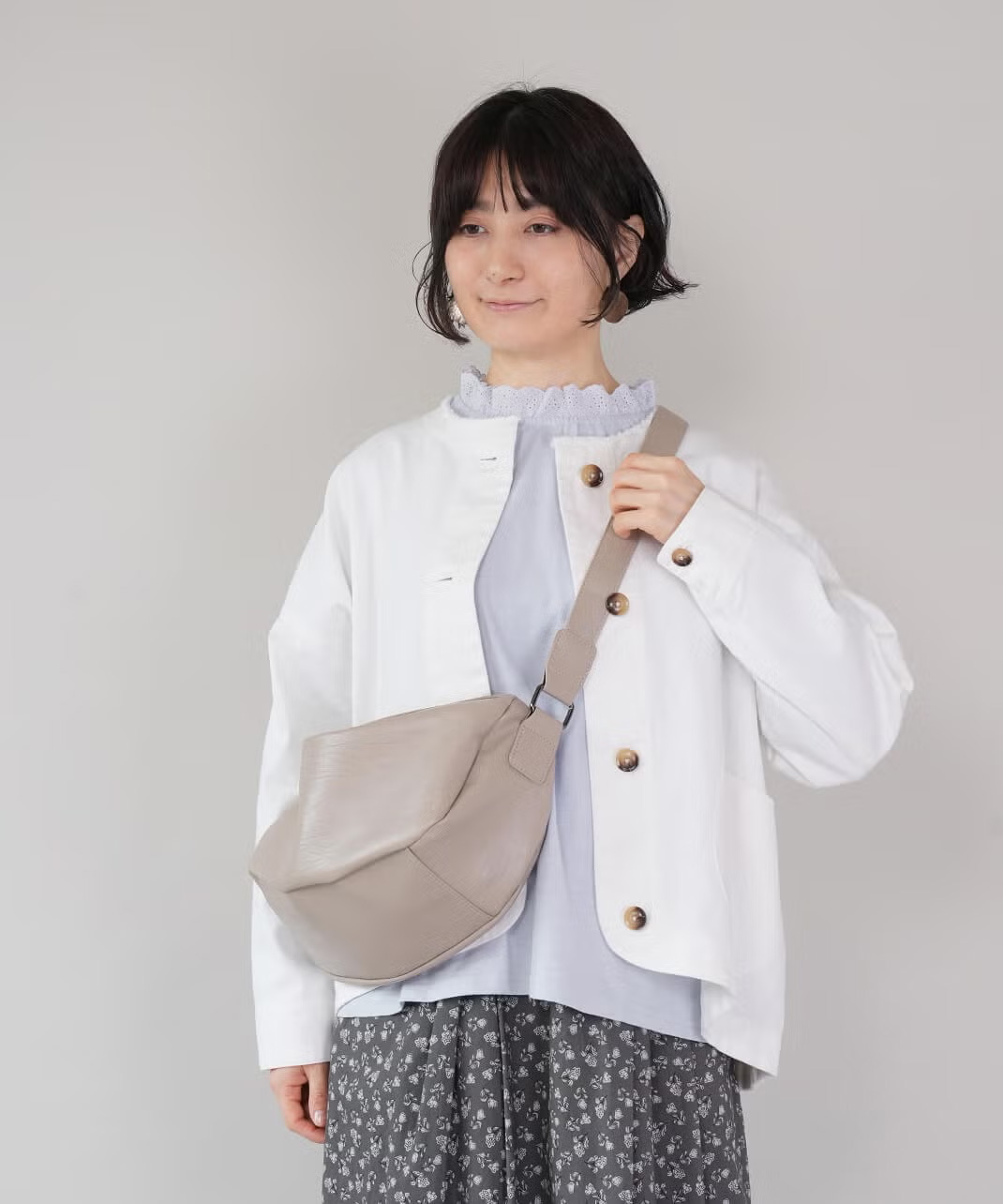 やわらかい素材を使用したショルダーバッグ