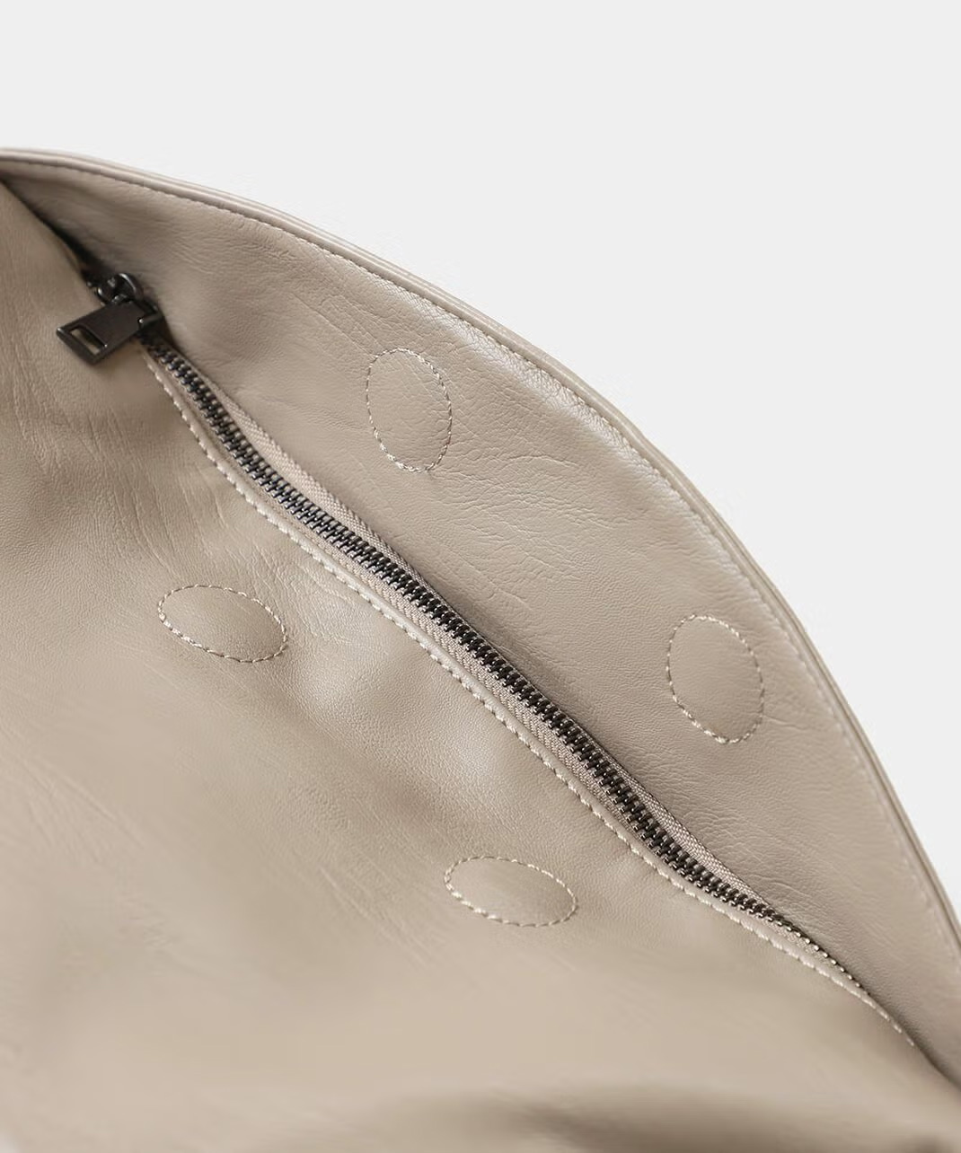 フラップはマグネットで留められます