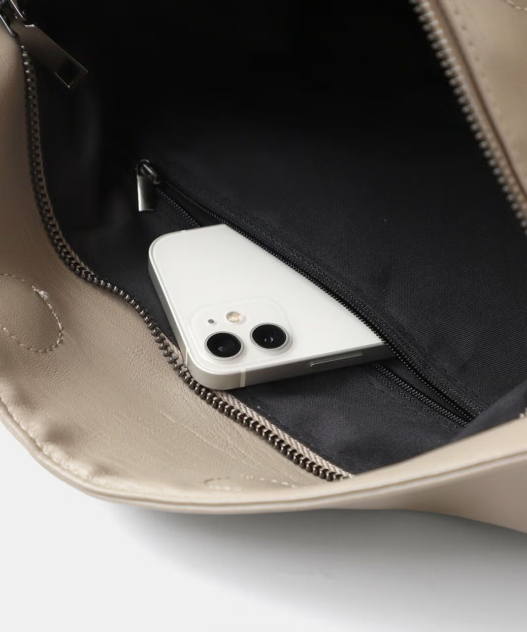 開口部はファスナー