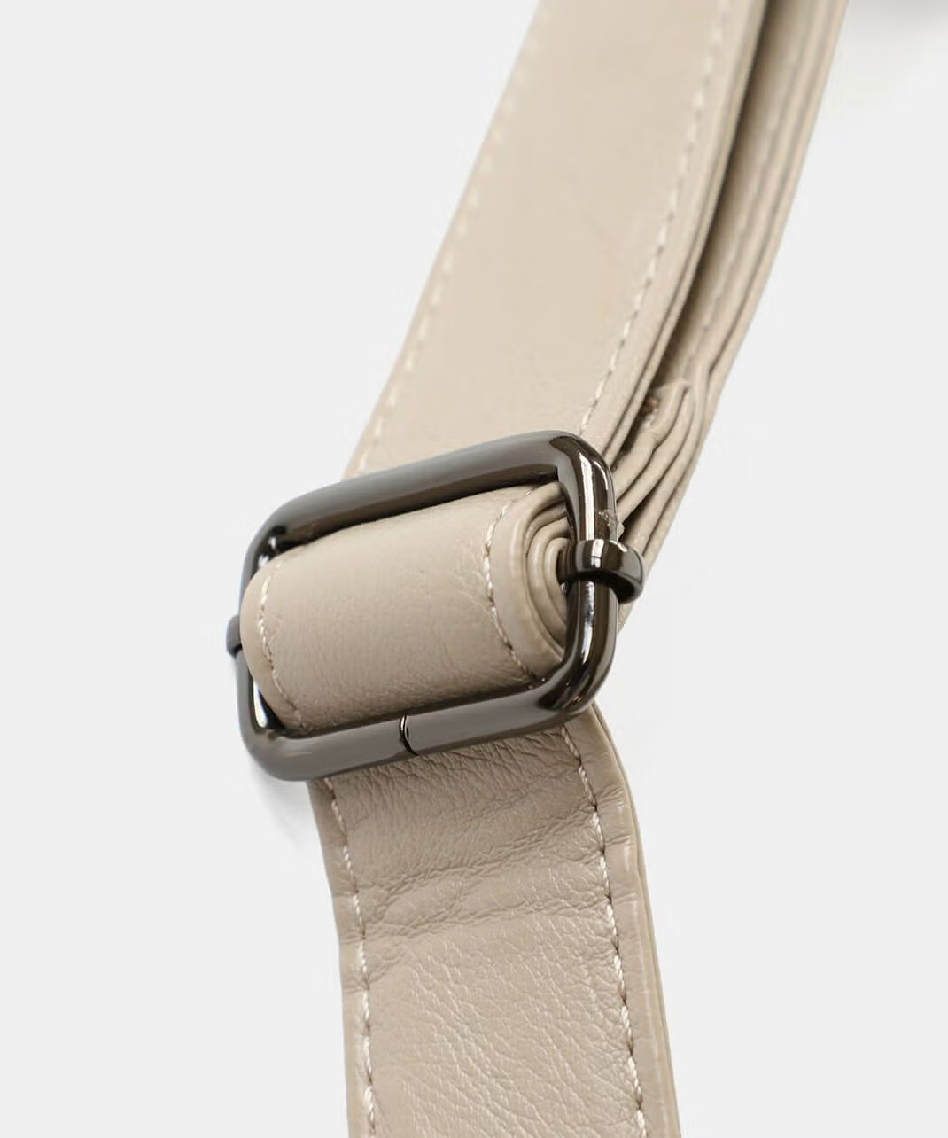 ストラップの長さ調整が可能