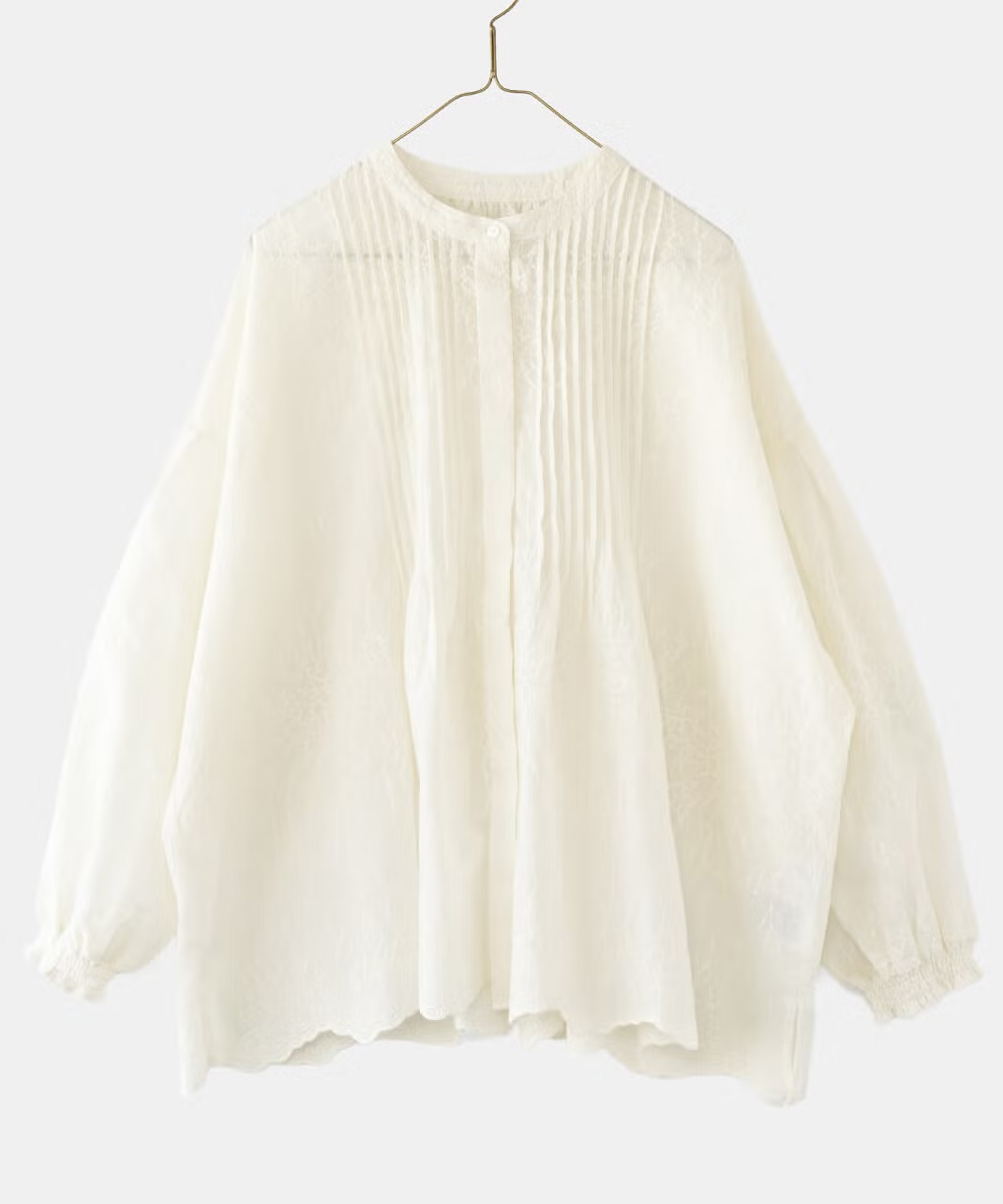 シャツよりも軽やかで甘すぎない印象。