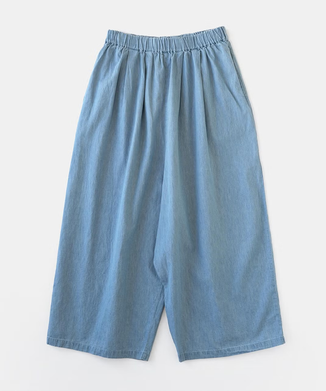 タックがゆったりシルエットに。