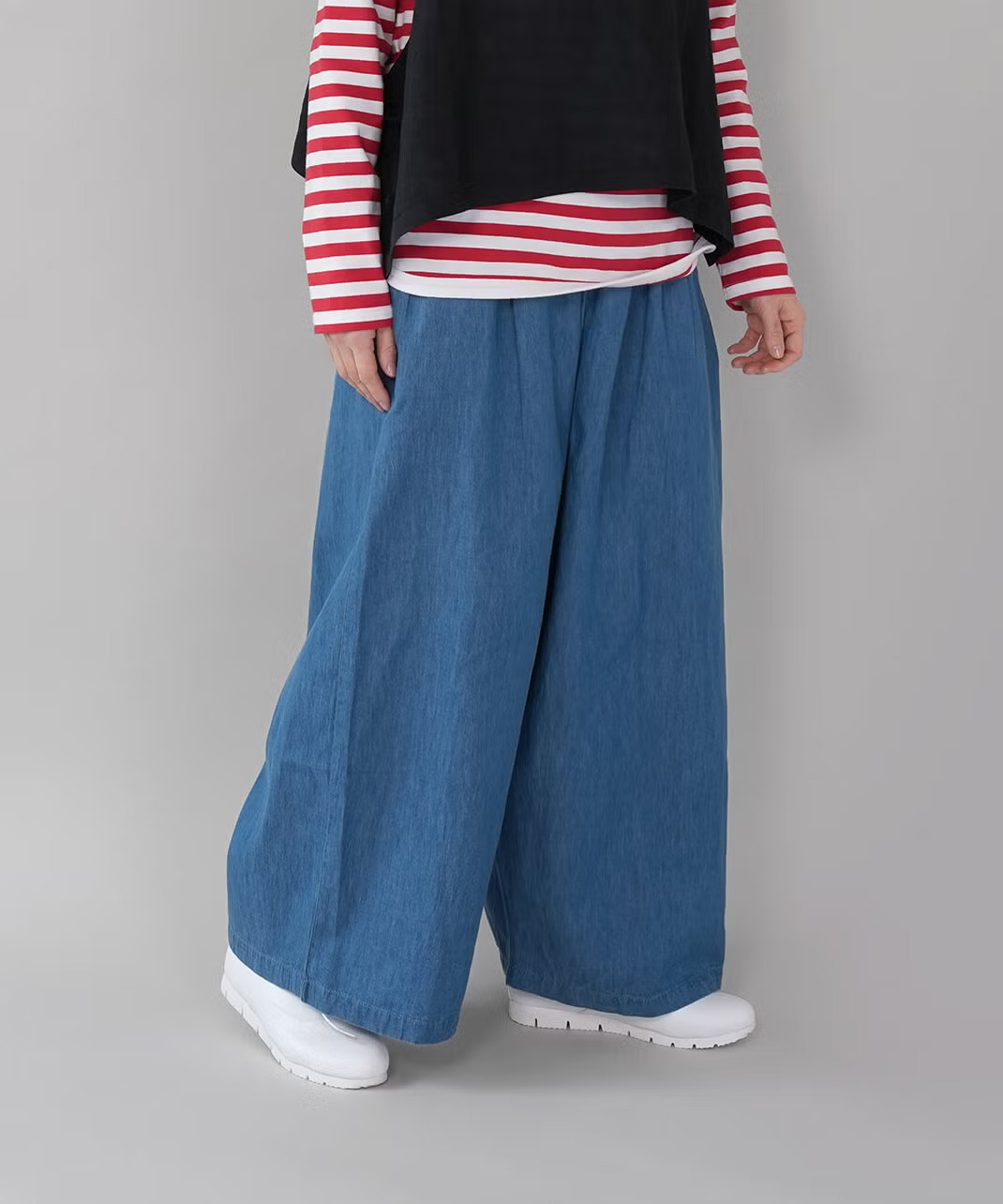 コットンデニム生地のパンツ