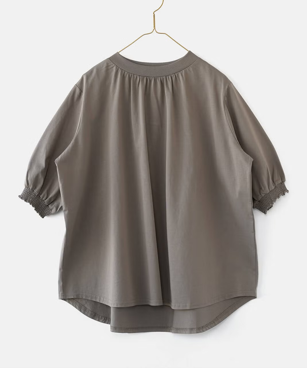 光沢となめらかな肌ざわりの生地。