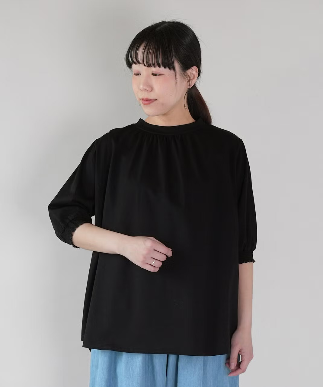 袖口はシャーリングゴムがアクセントに。