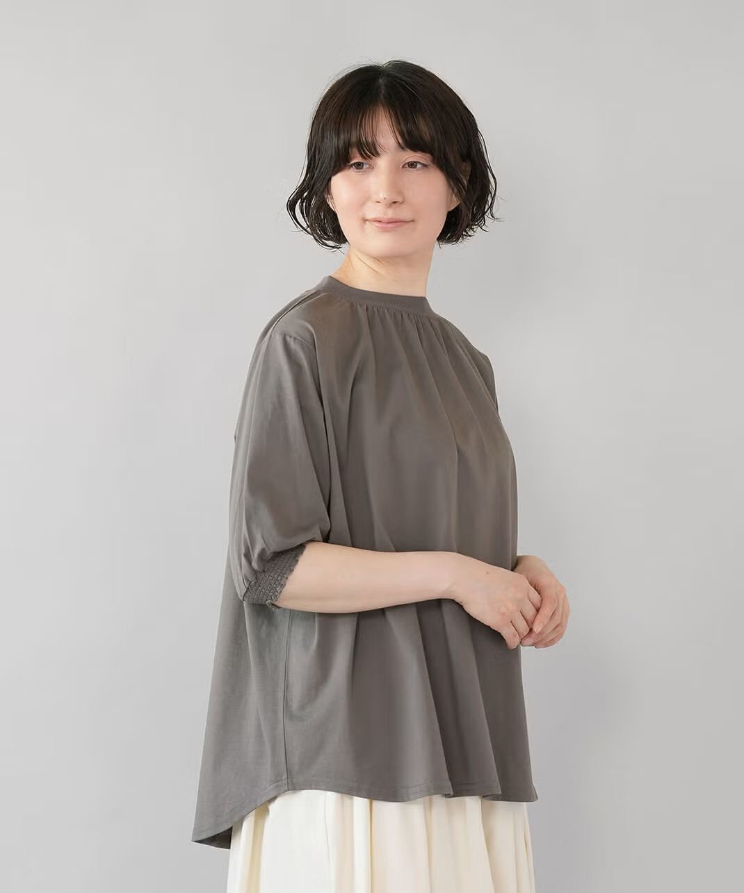 裾は前後差のあるデザイン