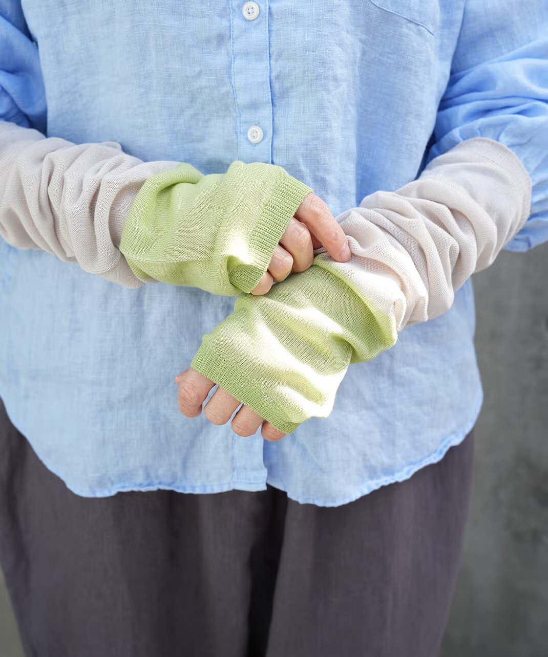 内側はシルク、外側は強撚コットンのアームカバー